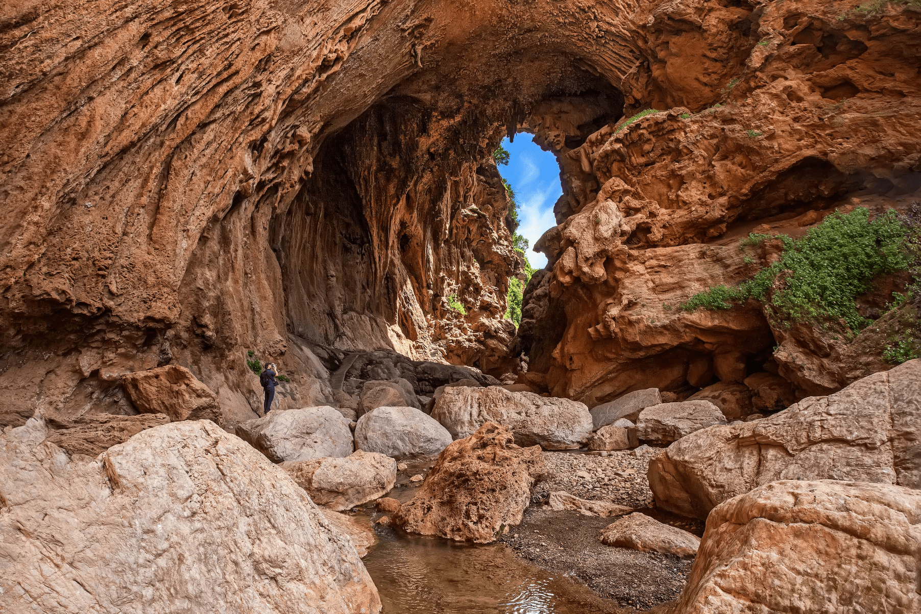 Imi-n-ifri Natural Bridge & Dinosaur Traces: An Inspirational Day Trip